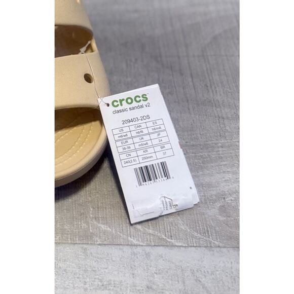 NEW Crocs Classic Sandal V2 Beige Women’s Size 8 Men’s 6 Lightweight Slip-On - Picture 3 of 7